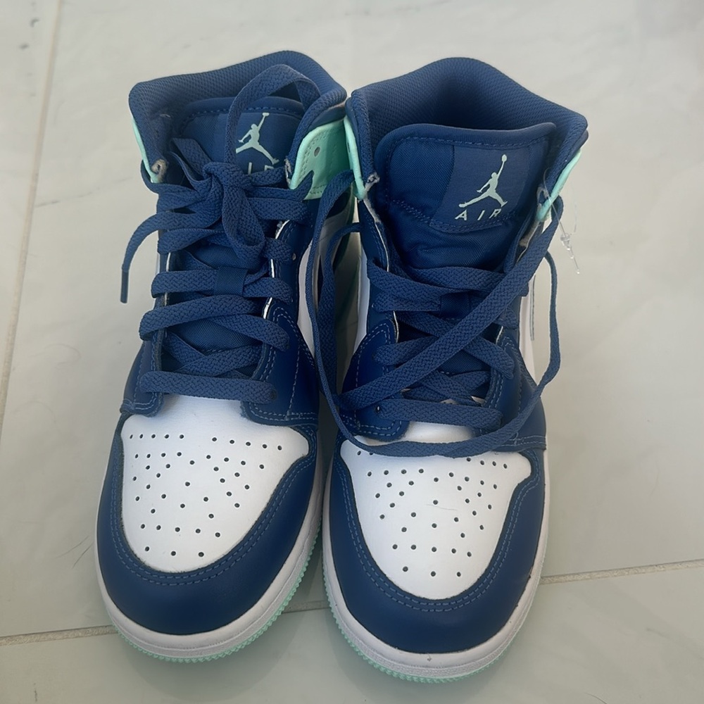 Brand new Nike Air Jordan sneakers, kids size 5.5. Turquoise, navy. Rare! - Picture 2 of 5